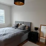 Lägenhet Modern And Beautiful Two-bedroom Apartment, Wifi And Parking